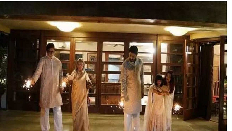 अमिताभ यांच्या बंगल्याला एक छानसं अंगण आहे. ते नेहमी त्या खास जागेविषयी उल्लेख करतात. आपल्या कुटुंबासोबत ते अनेकदा इथेच सण साजरे करताना दिसतात.