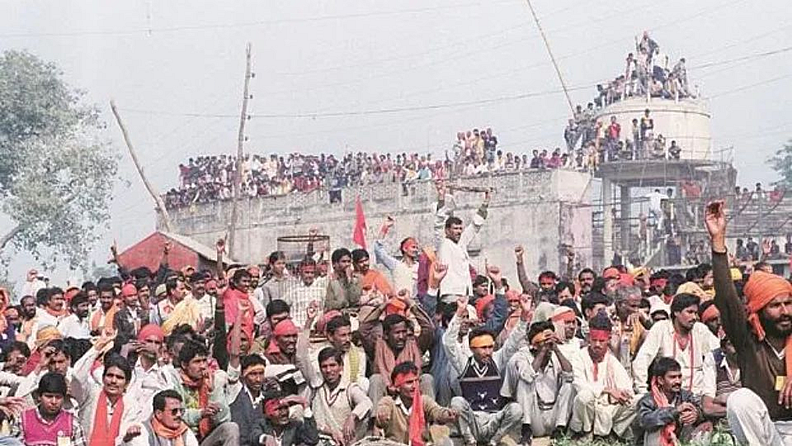 विश्व हिंदू परिषदेने १९८०च्या दशकात ‘रामजन्मभूमी मुक्ती आंदोलना’चा नारा दिला. तेव्हा त्यांची प्रमुख घोषणा होती, ‘रामलल्ला हम आयेंगे, मंदिर वही बनायेंगे!’ त्याचा अर्थ स्पष्ट होता. पण तसा काही कट आखल्याचे न्यायाधीशांना आढळले नाही. अर्थात, याचा अर्थ तसे पुरावे त्यांच्यापुढे आले नाहीत, असाच लावावा लागतो.