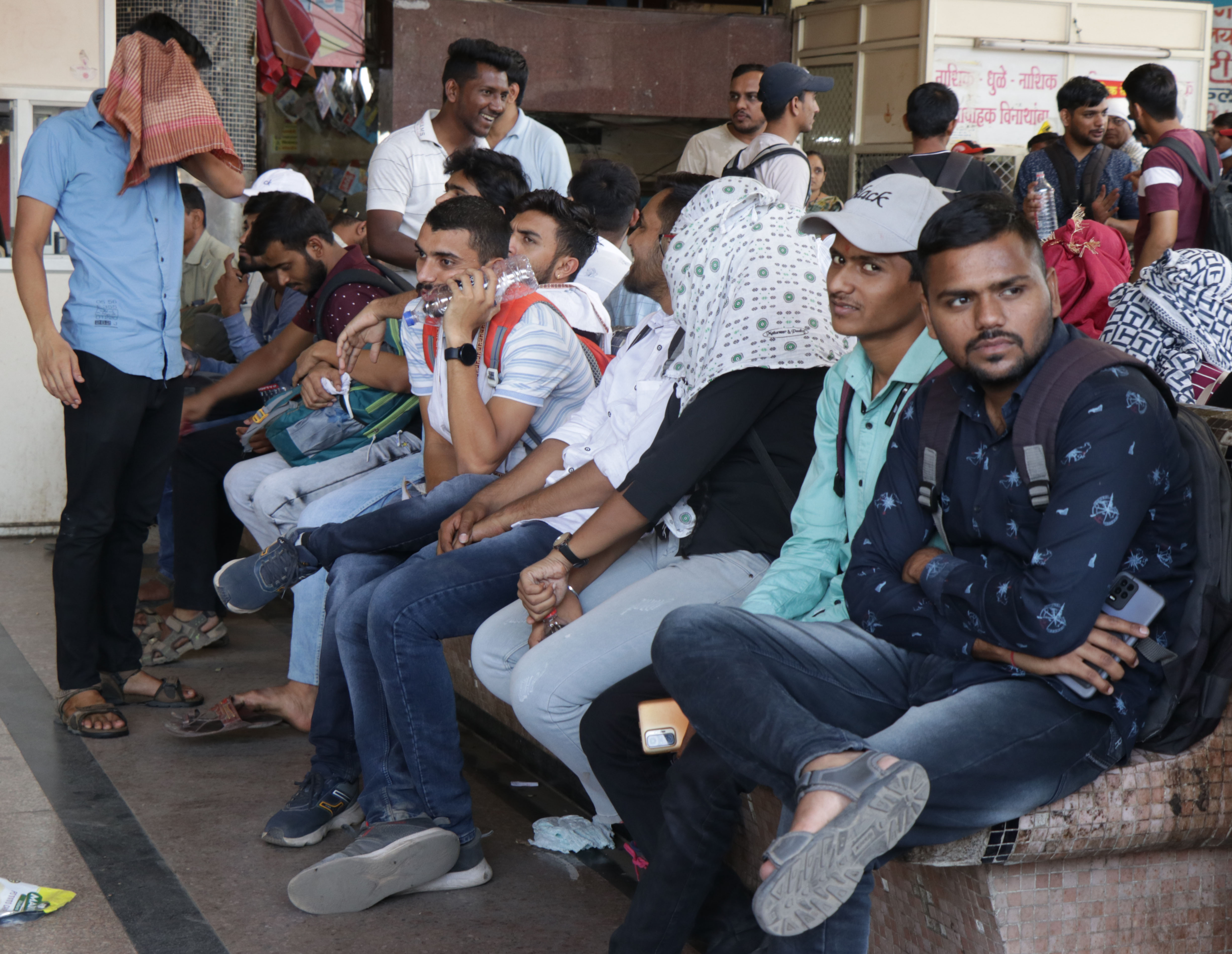 काही ठिकाणी ताटकळत बसलेले प्रवासी.