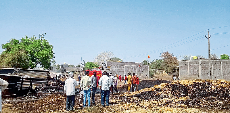 आग विझविताना अग्निशामक दलाचे जवान व ग्रामस्थ