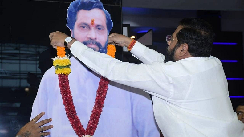 प्रवीण विठ्ठल तरडे (pravin tarde) यांचे दिग्दर्शन असलेल्या या चित्रपटाची निर्मिती अभिनेते मंगेश देसाई यांच्या साहिल मोशन आर्ट्स आणि झी स्टुडिओजने केली आहे. प्रसाद ओक (prasad oak) याने दिघे साहेबांची भूमिका साकारली असून त्याच्या लूकला विशेष पसंती मिळत आहे.