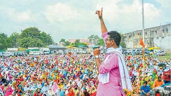 Heramba Kulkarni writes Mumbai Azad Maidan Mahesh Pawar women on alcoholic husband and son