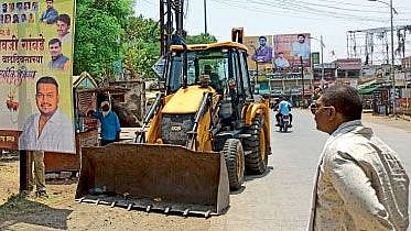 Akola Encroachment Department team removed 480 flags 62 advertising baner