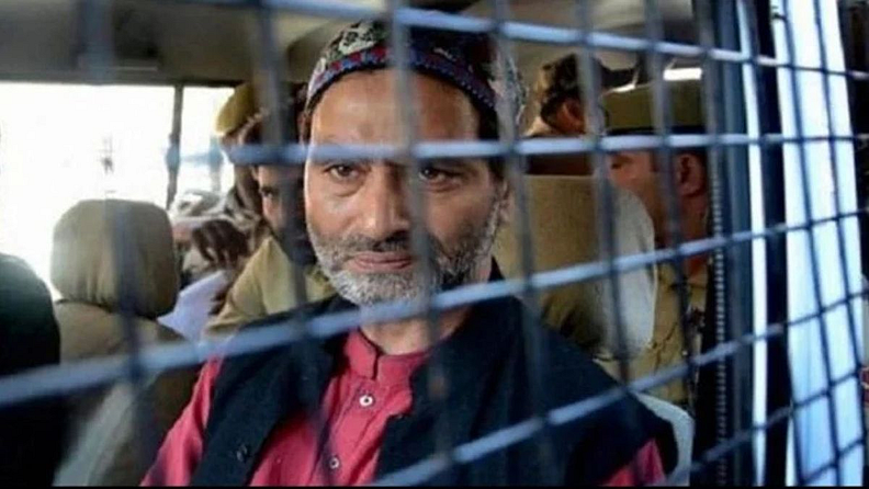 क्रिकेट मैदानाची खेळपट्टी केली खराब : ही गोष्ट 13 ऑक्टोबर 1983 ची आहे. काश्मीरमधील शेर-ए-काश्मीर स्टेडियमवर भारत आणि वेस्ट इंडिज यांच्यात क्रिकेट सामना सुरू होता. लंच ब्रेक दरम्यान अचानक 10-12 मुलं खेळपट्टीच्या मैदानावर पोहोचली आणि त्यांनी खेळपट्टी खराब करण्यास सुरुवात केली.