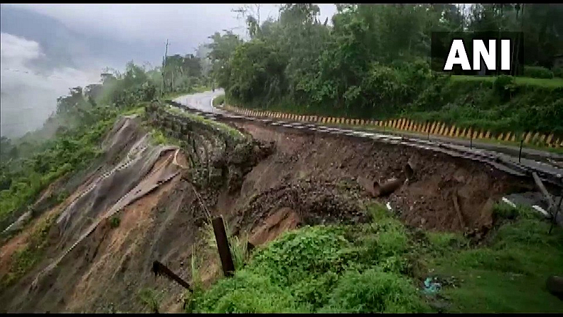 काही काळ प्रवासी रेल्वे मैबाँग येथे थांबवण्यात आले होते.