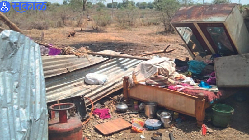 घरे पडून संसारोपयोगी साहित्याचे नुकसान झाले