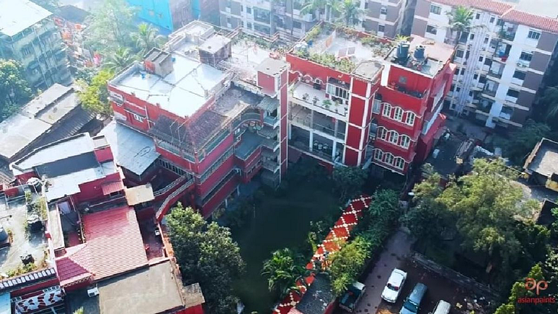 सौरभ गांगुली यांची वडिलांनी कोलकात्यातील बेहाळा भागात स्वत:साठी अलिशान घर बांधले, ज्याची किंमत आज करोडोंमध्ये आहे. गांगुली लहानपणापासून या घरात राहतो होता.