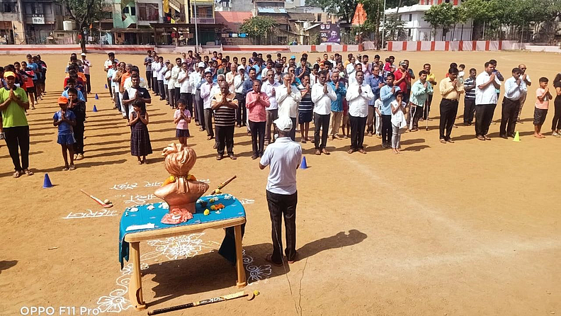 लाईन बझार परिसरात मैदानावर मुले आणि लोकांना लोकराजांना अभिवादन केले. यावेळी १०० सेकंदासाठी सारे स्तब्ध होते.