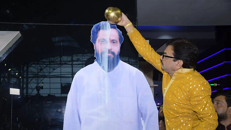 जनसामान्यांचा नेता नाही तर जनसामान्यांचा आधार अशी कीर्ती असलेले आणि आपली संपूर्ण हयात सर्वसामान्य लोकांचे प्रश्न सोडवण्यासाठी खर्ची घालणारे 'लोककारणी' म्हणजे आनंद दिघे. आभाळाएवढं कर्तृत्व आणि व्यक्तिमत्त्व असलेल्या या लोकनेत्याचा जीवनप्रवास आज रुपरे पडद्यावर आला.