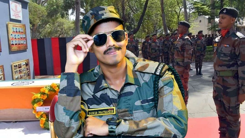 पार्थिव घरी पोहचताच जवान प्रथमेश यांच्या आईने व लहान भाऊ आदित्य यांनी केलेला आक्रोश उपस्थितीतांचे मन हेलावून टाकणारा होता. परिसरातील गावागावातील आबालवृद्ध, महिला, युवक शहीद जवान यांना श्रद्धांजली वाहण्यासाठी मोठ्या संख्येने रस्त्यावर उभे होते.
