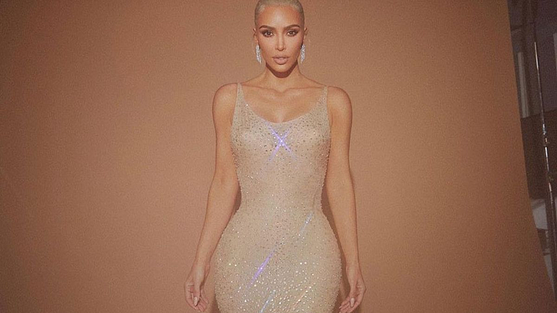 किमनं (Kim Kardashina) मेट गाला(Met Gala 2022) मध्ये हॉलीवूडची देखणी अभिनेत्री मर्लिन मुनरोच्या आयकॉनिक लूकला रीक्रीएट केलं होतं. तिनं मर्लिनच्या 60 वर्ष जुन्या गाऊनमध्ये स्वतःला फीट बसवण्यासाठी खूप मेहनत घेतलीय.