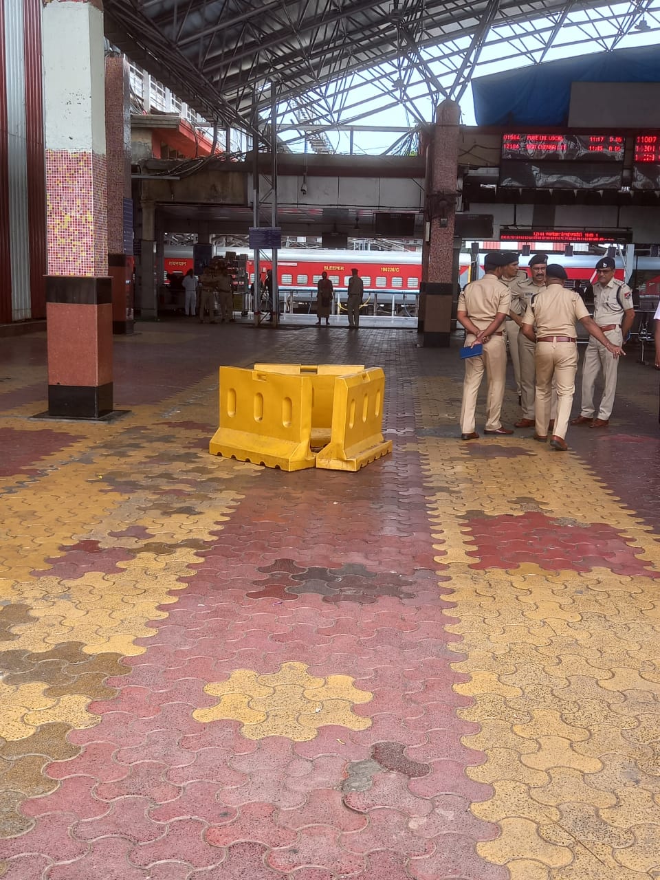 याशिवाय पुणे स्टेशनच्या परिसरातील वर्दळ कमी करण्यात आली आहे.