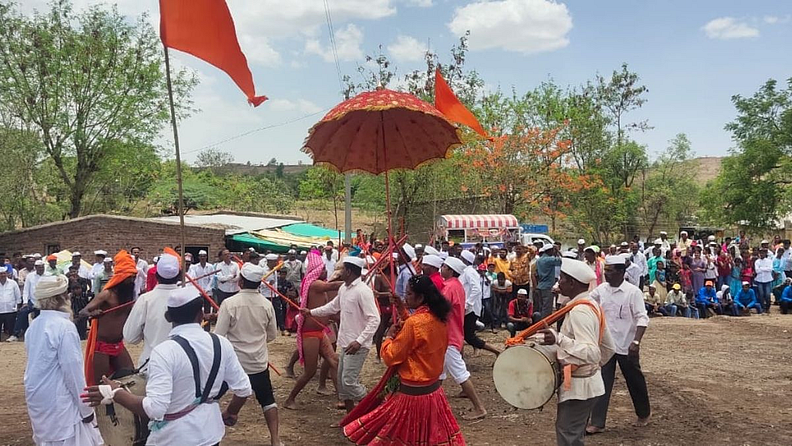 गोंदवले (सातारा) : भर दुपारच्या वेळी गावात चोरांचा प्रवेश होणार असल्याची कुणकुण लागताच गावकरी लाठ्या-काठ्या घेऊन त्यांना अडविण्यासाठी वेशीवर पोचले.
