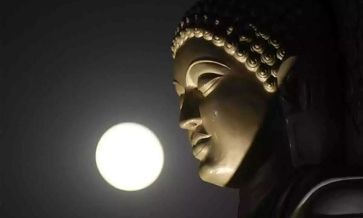 Buddha Pournima 2022: सिद्धार्थ आपल्या महालात गेले आणि पत्नी आणि मुलासह सर्व प्रकारची संपत्ती, राजेशाही, भोग आणि विलास सोडला. त्यावेळी सिद्धार्थचे वय फक्त 27 वर्ष होते.