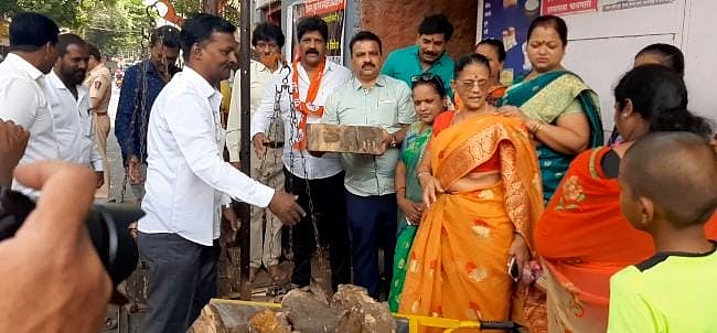 शिवसेनेतर्फे मोफत सरपण वाटप