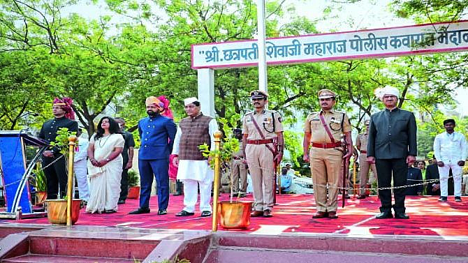 पालकमंत्री अशोक चव्हाण यांच्या उपस्थितीत ध्वजवंदन करण्यात आले