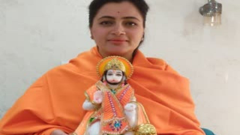 हनुमानाचा अपमान करू नका : "हनुमानाचा, देवदेवतांचा अपमान करू नका, ते हृदयात असावं लागतं. स्तोत्र, प्रार्थना आम्ही लहानपणापासून शिकलो आहोत. अगदी अर्जुनाच्या दुर्गास्तोत्रापासून आम्हाला सगळं काही येतं. ही सभा नाही, हिंदुत्वाचा उत्सव आहे. राम हृदयात असावा".