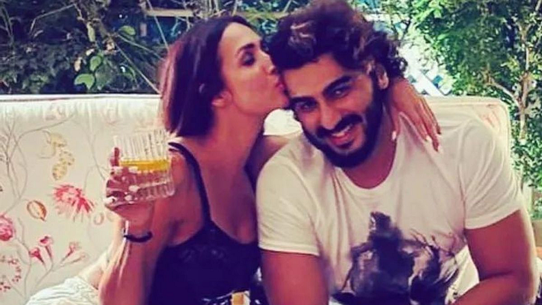 मलायका अरोरा(Malaika Arora)-अर्जुन कपूर
मलायका आणि अर्जुन बॉलीवूडची सगळ्यात प्रसिद्ध जोडी आहे. मलायका सलमान खानचा भाऊ अरबाज खानची पत्नी होती. आपल्या लग्नाला १८ वर्ष झाल्यानंतर मलायका-अरबाजनं वेगळं होण्याचा निर्णय घेतला होता. आता मलायका अर्जुन कपूरसोबत लिव्ह इन मध्ये राहते.