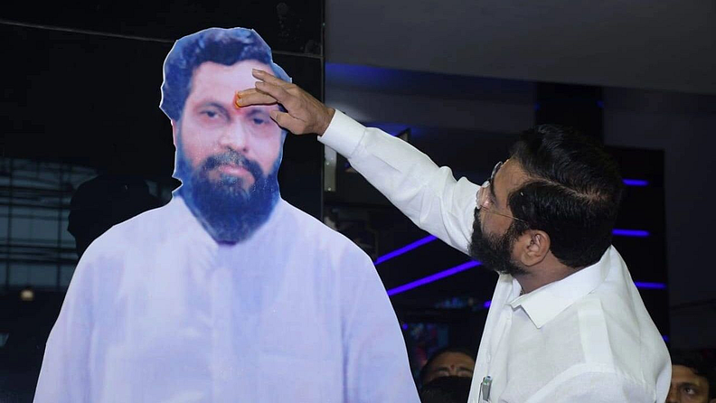 आनंद दिघे (anand dighe) यांची बाळासाहेबांप्रती जी श्रद्धा होती अगदी तशीच श्रद्धा आनंद दिघे यांच्याबद्दल ठेवणारे शिष्य म्हणजे एकनाथ शिंदे. आज रिलिज आधी एकनाथ शिंदे यांनी अत्यंत मनोभावे दिघे साहेबांची पूजा केली.