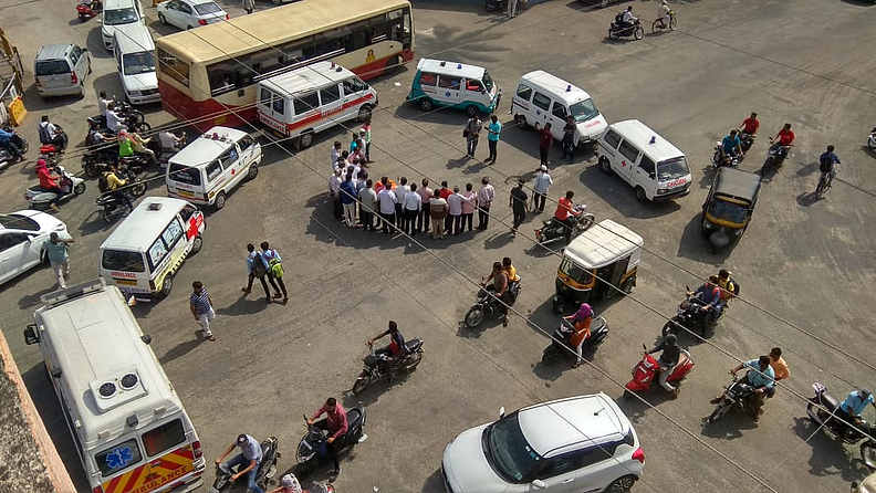 सांगलीतीही सिव्हिल हॉस्पिटल चौकात शाहू महाराजांच्या शंभराव्या स्मृतिदिनानिमित्त अभिवादन केले.