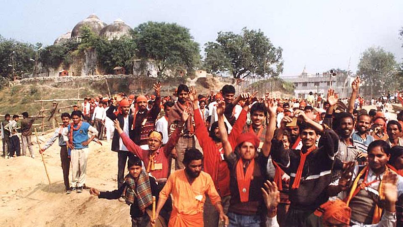 या आरोपींमध्ये दिवंगत शिवसेनाप्रमुख बाळासाहेब ठाकरे यांचाही समावेश होता. ही मशीद पाडण्यासाठी या ३२ आरोपींनी कोणताही गुन्हेगारी स्वरूपाचा कट रचल्याचा पुरावा नसल्याने, तसेच या नेत्यांनी मशीद पाडण्यासाठी चिथावणीही दिल्याचे आढळत नाही. त्यामुळेच आपण या निष्कर्षाप्रत आलो असल्याचे न्यायाधीशांनी निकालात म्हटले आहे.