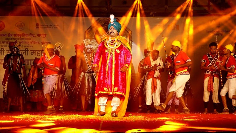कोल्हापूर : ताल, लय व सुरांच्या त्रिवेणी संगमात सादर झालेल्या नृत्य प्रकारांनी अंतर्मनाचा ठाव घेतला. विविधतेत दडलेली भारतीय संस्कृतीची (Indian Culture) रुपेही नृत्यांतून प्रकट झाली. टाळ्यांच्या कडकडाटात त्यांना दाद मिळाली.