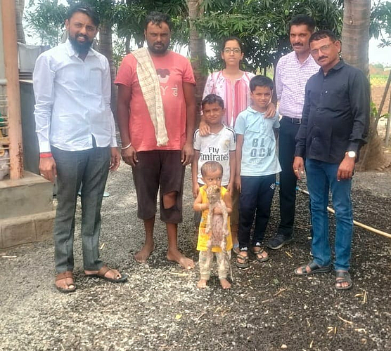 मोरदर : कृष्णा ठाकरे कुटुंबियांनी संगोपन केलेले बिबट्याचे बछडे चिमुकलीच्या कुशित खेळताना