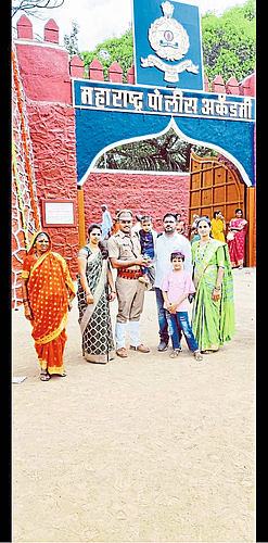 तोंडापूर : सचिन आहेर महाराष्ट्र पोलिस अकादमीचे प्रशिक्षण पूर्ण झाल्यावर आई, भाऊ, वाहिनी व पत्नीसोबत दीक्षांत समारंभाला हजर असताना