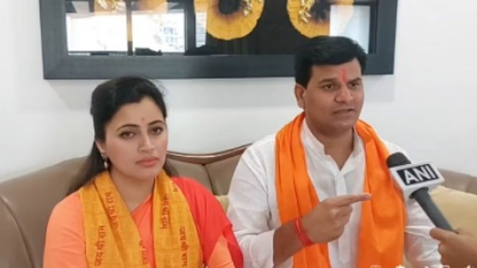 रवी राणा आणि नवनीत राणा या दोघांनाही प्रत्येकी ५० हजारांचा दंड भरावा लागणार आहे.
