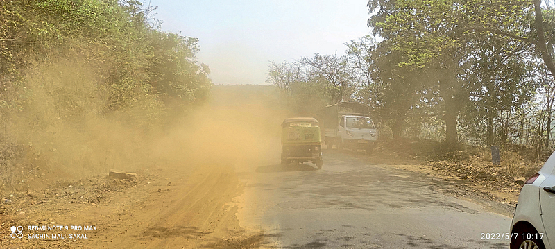 राष्ट्रीय महामार्गावरील प्रवास धुळीतच