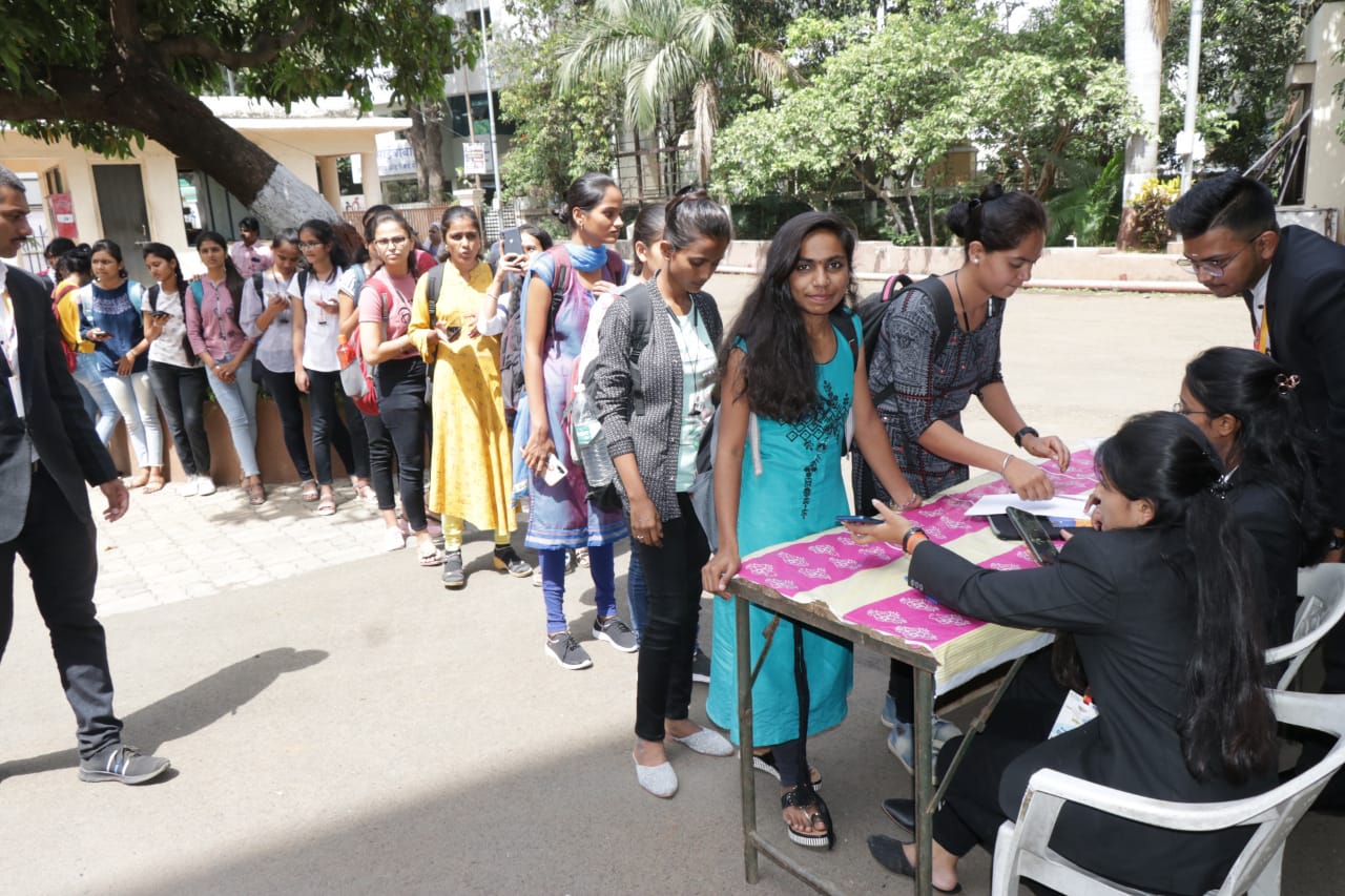 सकाळ यिन समर यूथ समीट 2022ची नोंदणी करताना विद्यार्थीनी