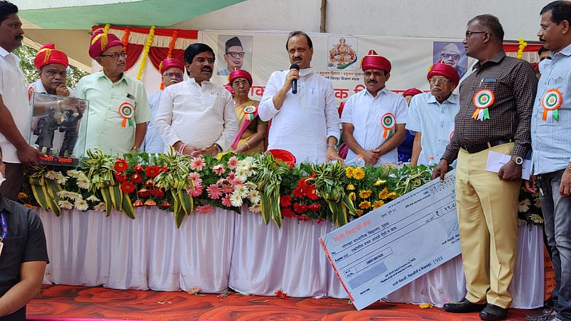 मुंढवा येथील लोणकर माध्यमिक विद्यालयाच्या माजी विद्यार्थी मेळाव्यात मार्गदर्शन करतांना उपमुख्यमंत्री अजित पवार व इतर