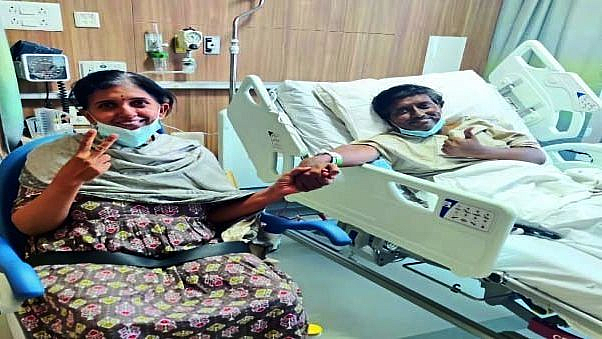 रिलायन्स फाउंडेशन हॉस्पिटलमध्ये यकृत प्रत्यारोपण शस्त्रक्रिया यशस्वी पार पडल्यानंतर डॉ. हेमंत गढरी व दीपा पवार हे दोघे भाऊ व बहीण.