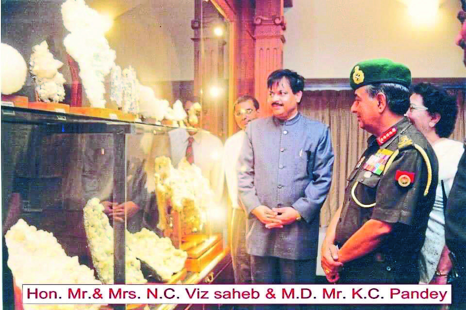 तत्कालीन लष्करप्रमुख एन. सी. वीज यांनी गारगोटी संग्रहालयाला भेट दिली, तो प्रसंग.