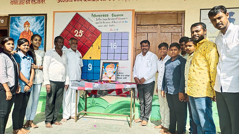 आलेगावच्या शाळेत
शाहू महाराजांना अभिवादन