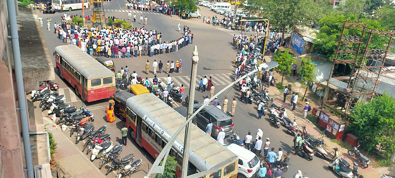 राजर्षी शाहू छत्रपतींच्या स्मृतींना अभिवादन करण्यासाठी शहर 100 सेकंदाकरता स्तब्ध झाले