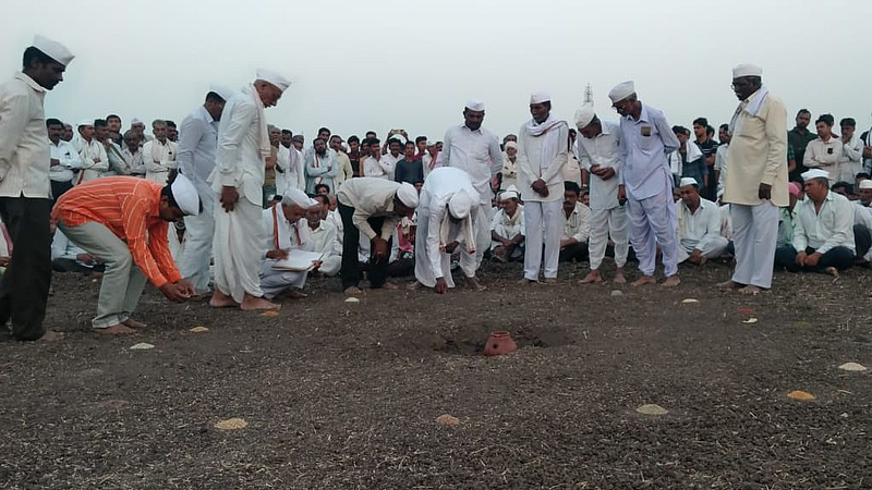 अक्षय तृतीयाच्या मांडणीचे भाकीत जाहीर करताना चंद्रभान महाराजांचे वंशज पुंजाजी महाराज वाघ व सारंगधर महाराज
