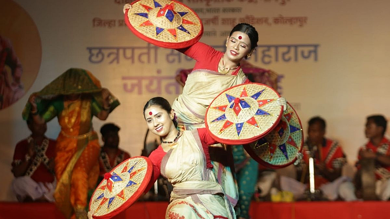 ताल, लय व सुरांच्या संगमातील त्यांच्या नजाकतभऱ्या हालचालींनी लक्ष वेधले. पांढरे धोतर व पायात घुंगरू बांधलेल्या छत्तीसगडच्या कलाकारांनी नृत्यात कसरती सादर केल्या. झांजच्या तालावर नृत्य सादर होताना त्याला टाळ्यांची दाद मिळाली.