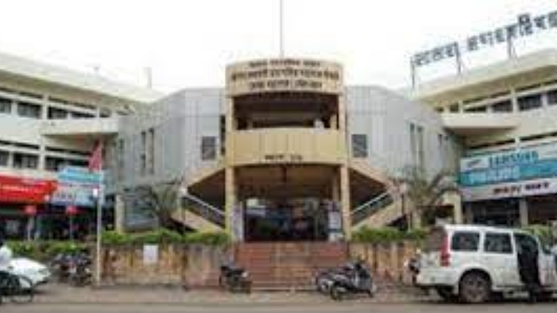 ठेकेदार-अधिकाऱ्यांत अभद्र युती