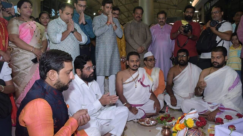 चित्रपट रिलीज होण्याआधी धर्मवीर आनंद दिघे यांचे स्मरण करण्यासाठी काही धार्मिक विधीही करण्यात आले.