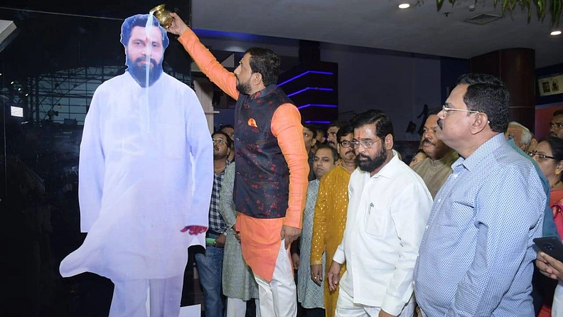 ‘धर्मवीर: मुक्काम पोस्ट ठाणे’ हा चित्रपट आज १३ मे सर्वत्र प्रदर्शित झाला आहे. या चित्रपटाचा पहिला शो ठाण्यात पार पडला.