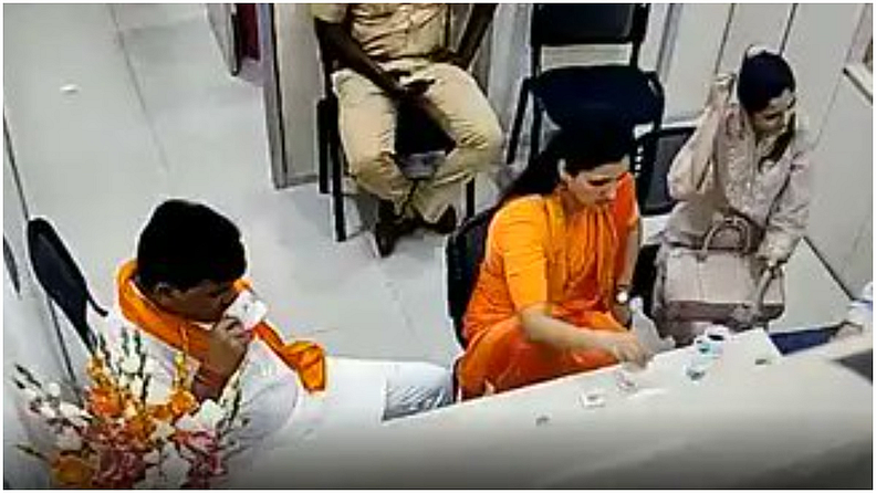आपण मागासवर्गीय असल्यानं खार पोलिसांनी पाणीही दिलं नाही तसंच टॉयलेटही वापरु दिलं नाही असा आरोप केला होता. यानंतर मुंबई पोलीस आयुक्तांनी खार पोलीस स्टेशनमधील सीसीटीव्ही फुटज जाहीर केलं होतं. यामध्ये राणा दाम्पत्य चहापानासह पोलिसांचा पाहुणचार घेताना दिसत आहेत. (फोटो - ट्वीटर)