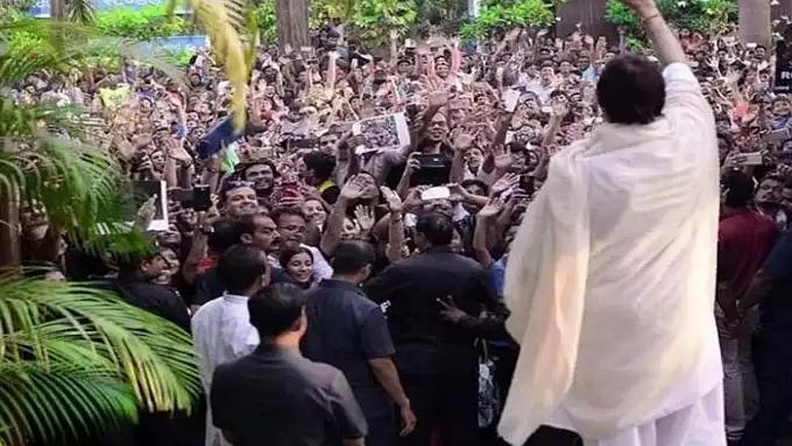 अमिताभ(Amitabh Bachchan_ यांचे लाखो-करोडो चाहते फक्त त्यांची एक झलक पहायला जवळ-पास रोजच त्यांचा मुंबई स्थित बंगला 'जलसा' च्या बाहेर उभे राहतात. आणि बिग बी देखील आपल्या चाहत्यांचं मन कधी तोडत नाहीत. ते आपल्या चाहत्यांना एक झलक नक्कीच देतात. तुम्हाला माहित आहे अमिताभ ज्या बंगल्यात राहतात त्याची किंमत जवळपास १०० करोड रुपये आहे.