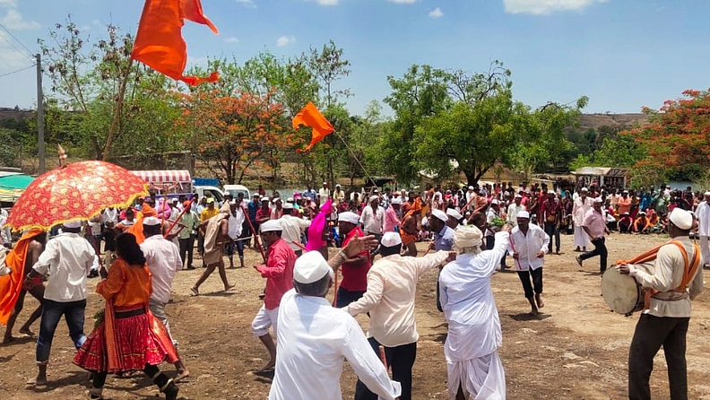 वेशीवरच चोर आणि ग्रामस्थ आमनेसामने ठाकले अन् खेळाला सुरुवात झाली. देवी भक्त असलेले सर्वचजण लुटुपुटूची लढाई करत मंदिरापर्यंत पोचले. देवीच्या नावाचा एकच जयघोष झाला आणि या अनोख्या पारंपरिक खेळाचा समारोप करण्यात आला.