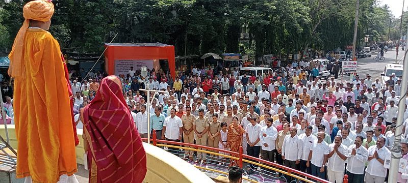 राजर्षी शाहू पुतळा इचलकरंजी येथे लोकांनी एकत्र येत राजांना मानवंदना दिली.