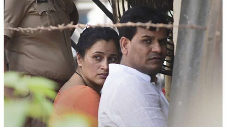 या प्रकरणातल्या पुराव्यांसोबत छेडछाड करू शकत नाहीत.