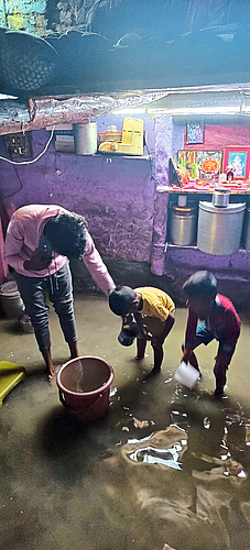 मातंगवाड्यातील घरात शिरलेले गटारीचे सांडपाणी