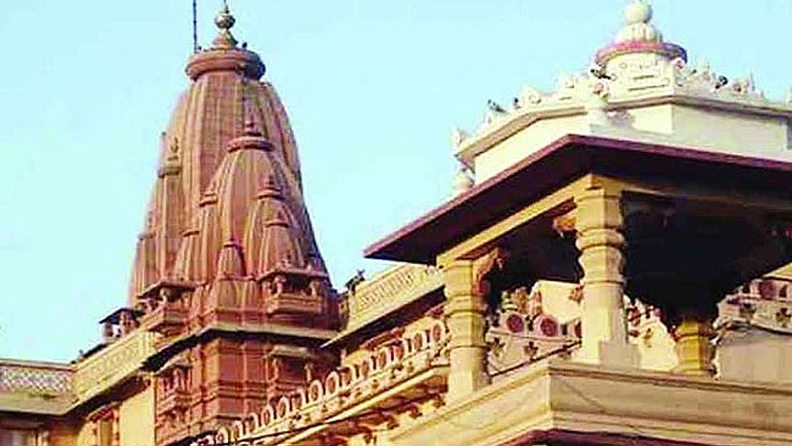 ७. अयोध्या मंदीर
अयोध्या मंदीरात एकेकाळी बाबरी मस्जिद होती. तर ६ डिसेंबर १९९२ ला ही बाबरी मस्जिद तोडण्यात आली. या ठिकाणी हिंदूचे मंदीर होते, असा दावा हिंदूनी केला होता. सध्या या ठिकाणी राम मंदीराचे बांधकाम सुरू आहे.