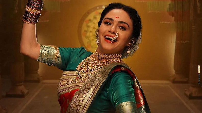 चंद्रमुखी चित्रपटामुळे सध्या चर्चेत असणारी अभिनेत्री अमृता खानविलकर मराठी चित्रपटातील एक महत्वाचं नाव.अर्जून कट्यार काळजात घुसली अशा काही चित्रपटांत अमृता खानविलकरने मह्त्वाची भूमिका साकारत तीचा खास चाहता वर्ग निर्माण केला आहे.ही अभिनेत्री १० लाखाच्या घरात मानधन घेत असल्याचे कळते.