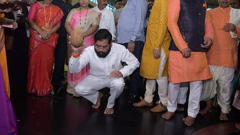 एकनाथ शिंदे यांच्या हस्ते नारळ वाढवून चित्रपट प्रदर्शनाचा मुहूर्त करण्यात आला. या चित्रपटाला प्रेक्षकांचा तुफान प्रतिसाद मिळत आहे.